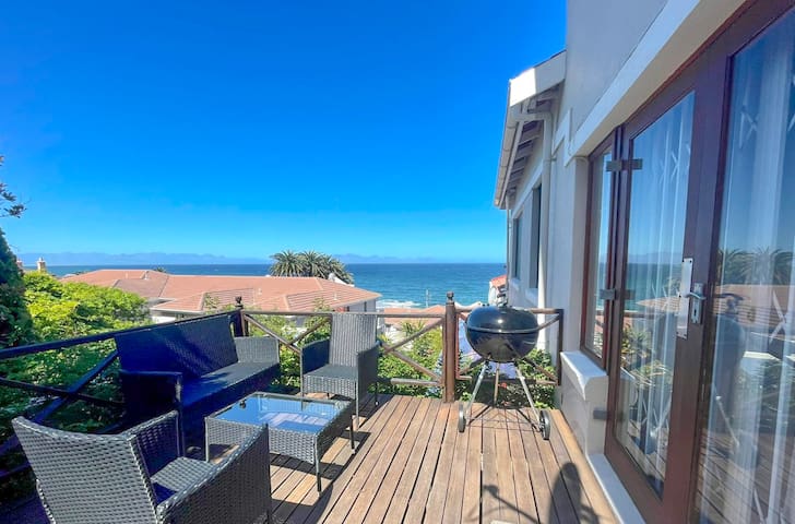 Kalk Bay – Sunny 2 Bed. Seaviews, Pool, Deck, BBQ.
