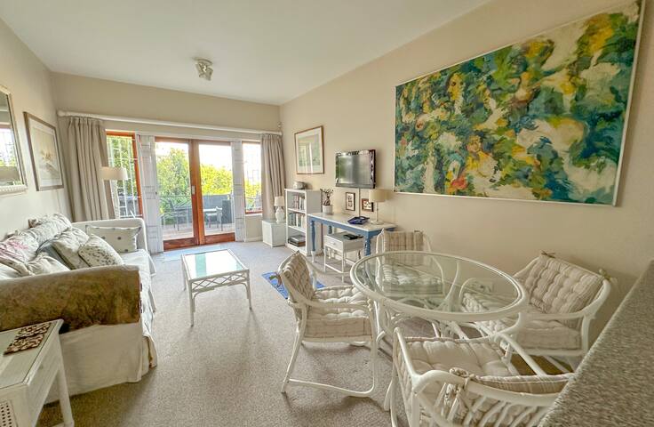 Kalk Bay – Sunny 2 Bed. Seaviews, Pool, Deck, BBQ. gallery image 3