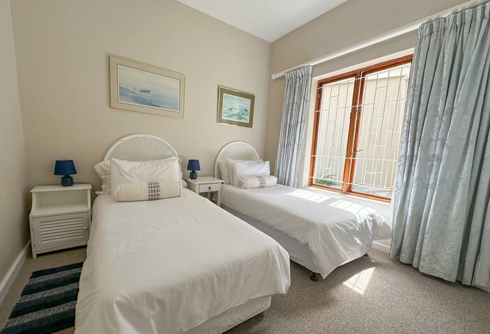 Kalk Bay – Sunny 2 Bed. Seaviews, Pool, Deck, BBQ. gallery image 5