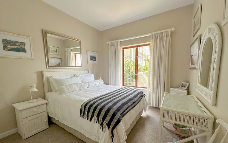 Kalk Bay – Sunny 2 Bed. Seaviews, Pool, Deck, BBQ. gallery image 4
