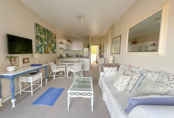Kalk Bay – Sunny 2 Bed. Seaviews, Pool, Deck, BBQ. gallery image 2