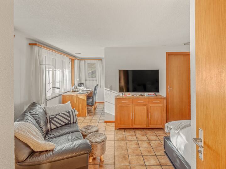 On the house entrance level, bedroom with private bathroom, sitting area, kitchen and dining table.
50 "Smart 4K TV with free Rakuten, Zattoo,  Youtube and other apps such as Netflix, Disney+, Amazon prime and more.