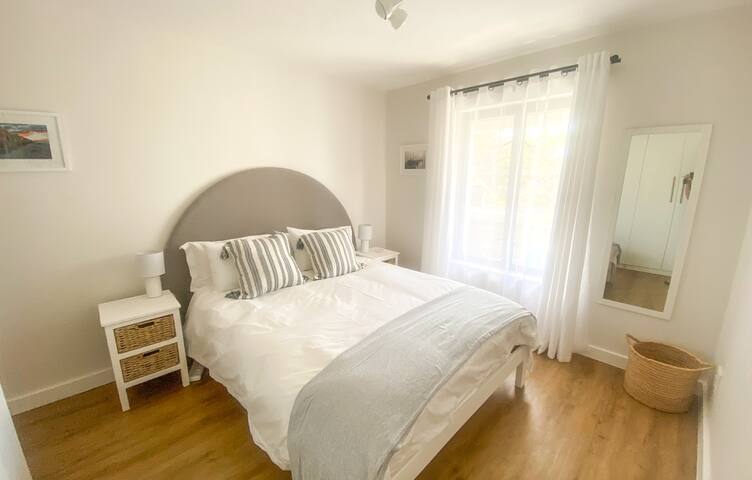 Kalk Bay Stylish 2Bed with Balcony, Views & Pool gallery image 3