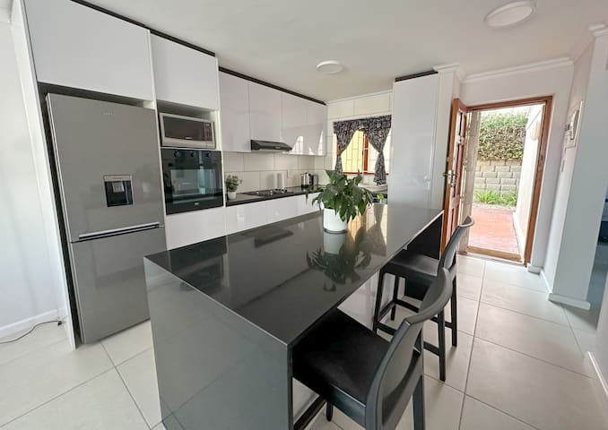 Kalk Bay Stylish 2Bed-Pool&Patio – 33