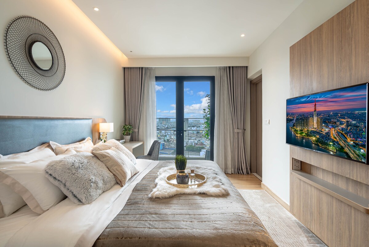 Тази спалня има суперголямо двойно легло и самостоятелна баня