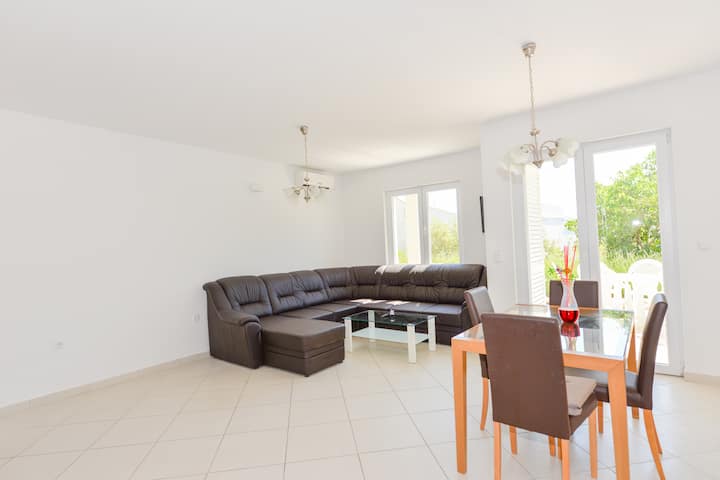 Niks - Cute Apartment Near Center, 7 People - Novalja