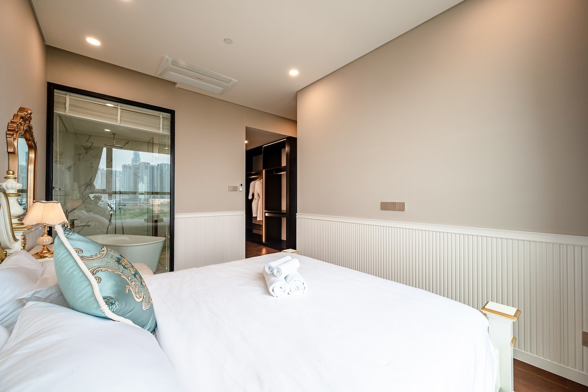 中性色调和温暖的灯光营造出平静而迷人的氛围。