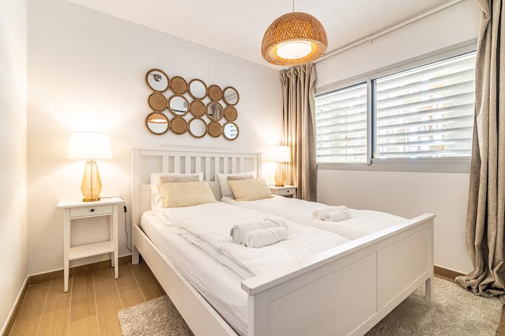 Diseño blanco tranquilo con cortinas opacas para un sueño profundo