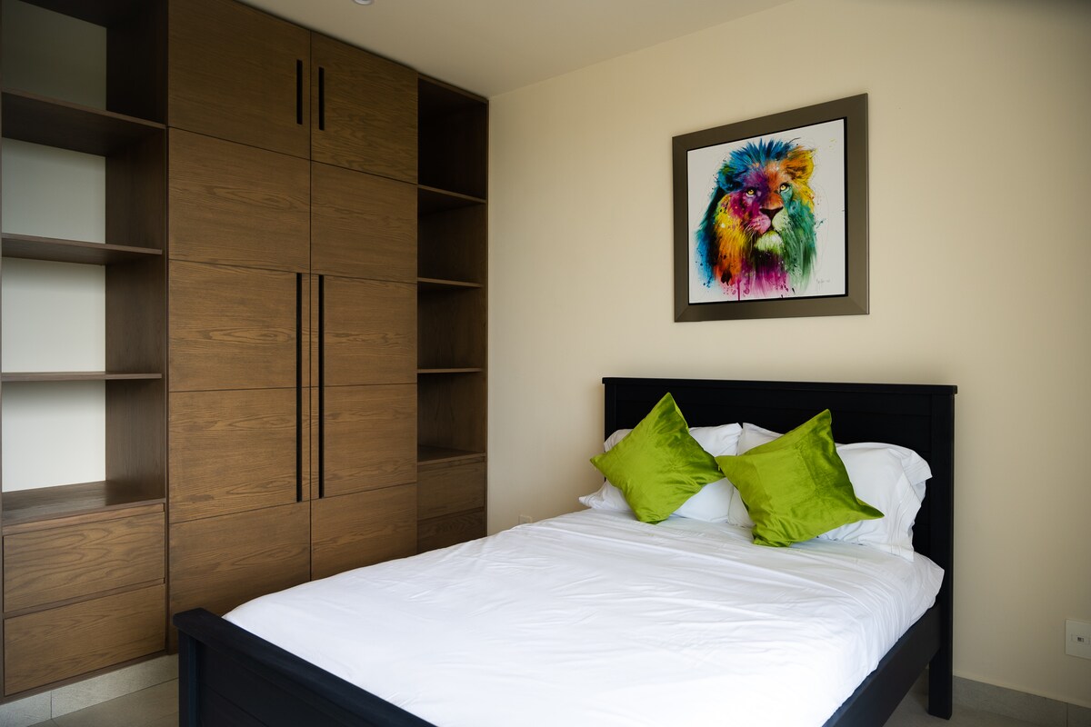 Spálňa pre hostí s nerušeným výhľadom na chránenú džungľu, plne vybavenou klimatizáciou a ohrievačom, ako aj dodatočným vysúvacím dvojlôžkom. 