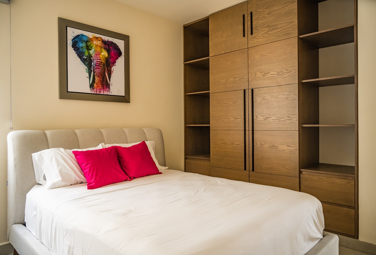 Hlavná spálňa so šatníkom od podlahy až po strop, ktorá ponúka priskrutkovaný trezor v hotelovom štýle, bezplatné plážové uteráky a plne vybavenú klimatizáciu a kúrenie pre celoročné pohodlie.