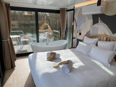Reflet d 'Amour panoramic suite hot tub