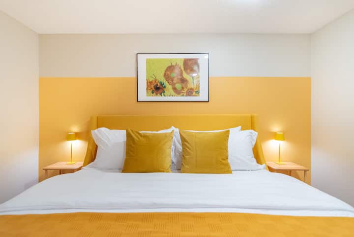 למצוא נוחות וקסם בחדר השינה שלנו, להתפאר במצעים נעימים שמזמינים רוגע ושידה קלאסית שמוסיפה מגע של אלגנטיות נצחית, ומבטיחה חלומות מתוקים באווירה חמימה ומזמינה.