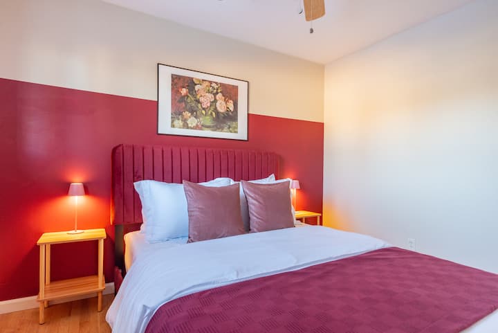 להירגע בסטייל בחדר השינה המפואר הזה, עם מיטה זוגית מפוארת ושידות לילה תואמות, ויוצרים את המקלט המושלם למנוחה והתחדשות.