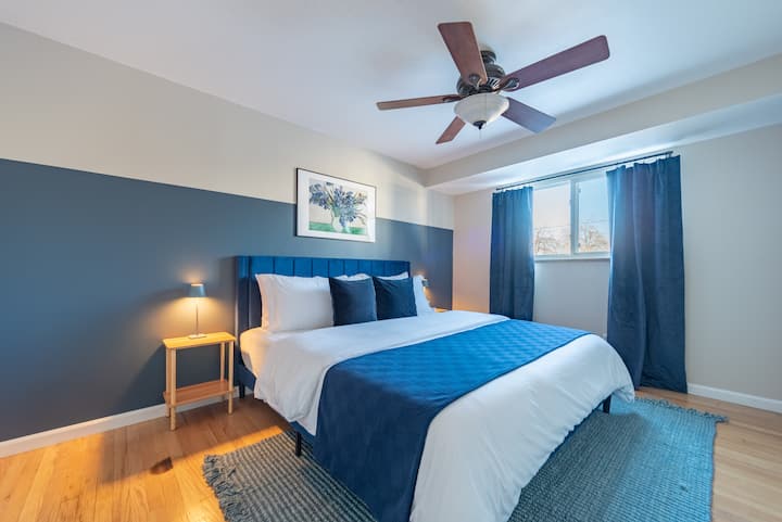 למצוא שלווה בחדר השינה שלנו, עם מיטת קווין סייז, מאוורר תקרה עדין וחלון מעוטר בווילונות, ומספק את השילוב המושלם של נוחות ואווירה ללילות נינוחים.