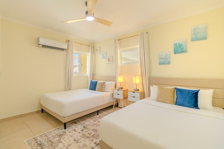 Third Bedroom | Welcome to Opal Breeze 's charming third bedroom, where comfort meets allsatility. S dva bračna kreveta i televizorom, ovaj je privlačni smještaj savršen izbor za obitelji ili prijatelje koji putuju zajedno.