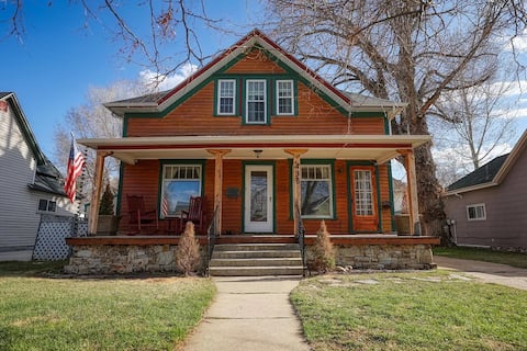 Walk to historic downtown, backyard, pets welcome!