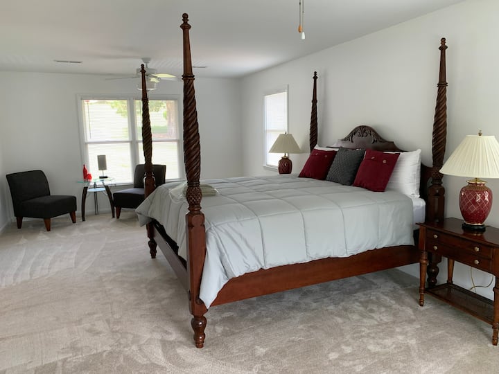 Ogromna glavna spavaća soba s ogromnim bračnim krevetom, ugradbenim ormarom i privatnom kupaonicom.  This IS the MASTER Suite!