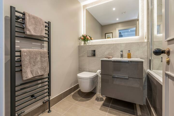 Elegant 2 bed Georgian retreat close to Princes St gallery image 3