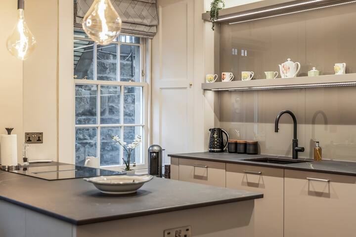 Elegant 2 bed Georgian retreat close to Princes St gallery image 2