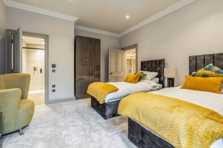 Elegant 2 bed Georgian retreat close to Princes St gallery image 5