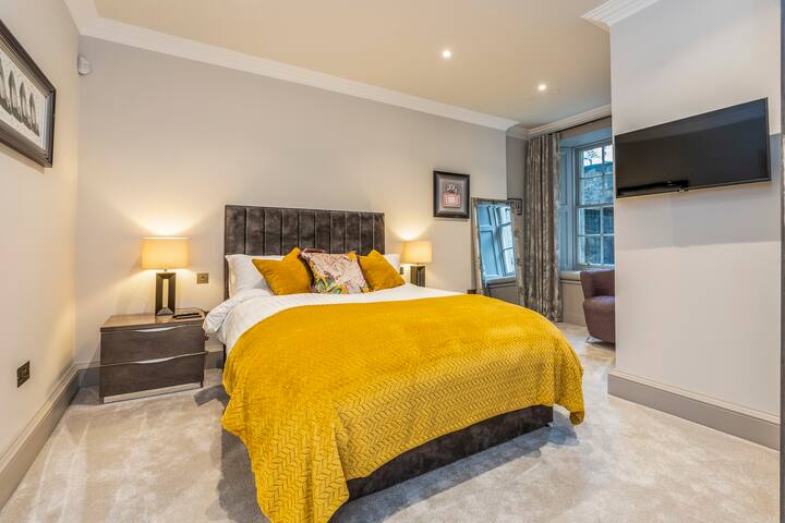 Elegant 2 bed Georgian retreat close to Princes St gallery image 4