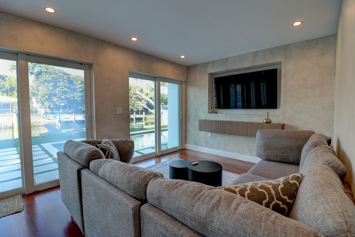 Successful Airbnb property: Waterfront - Kayak & Paddleboards - Firepit - Pool in Miami Shores