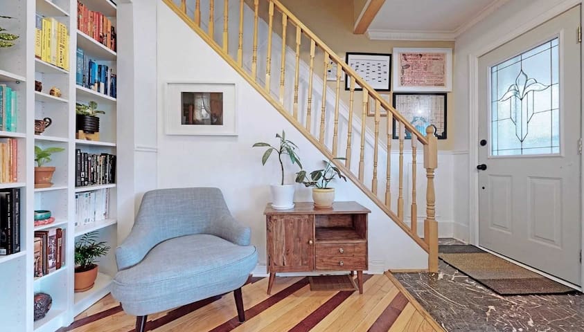 Cozy House in Mid-town