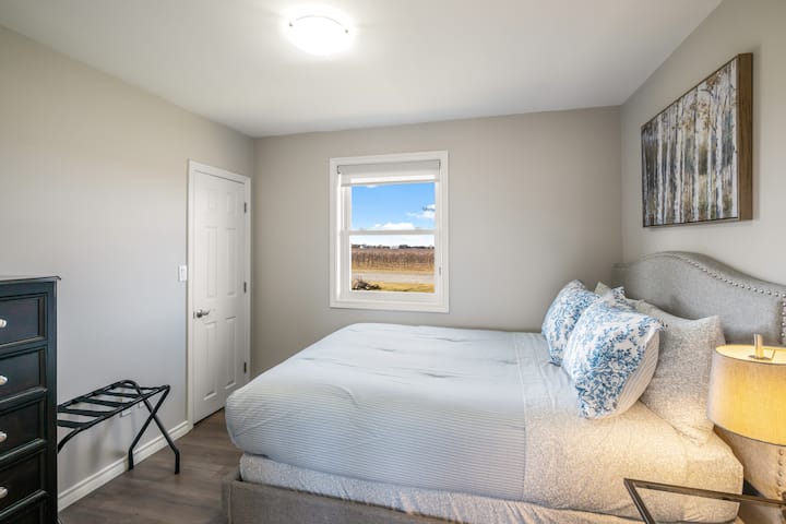 Მთავარი საძინებელი ორადგილიანი საწოლით, საწოლისპირა განათებით, თეთრი ხმაურის აპარატით, სუფთა თეთრეულით, კარადათი და კომოდით. 