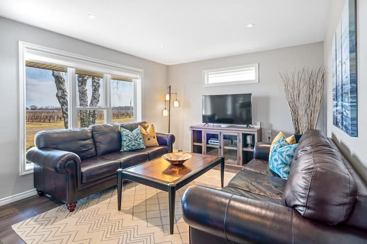 Გახსენით საცხოვრებლის, სასადილოს, სამზარეულოს სივრცის კონცეფცია. Სტრიმინგის ტელევიზორი (საკაბელო არ არის) კომფორტული დივნის დასაჯდომით, მაღალი ზედა სასადილო მაგიდა 6 ადამიანისთვის და სრულად აღჭურვილი სამზარეულო. 