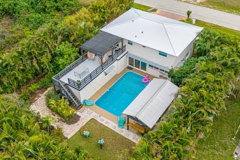 Luxury Tropical Oasis-4 BedRm Private Pool Retreat