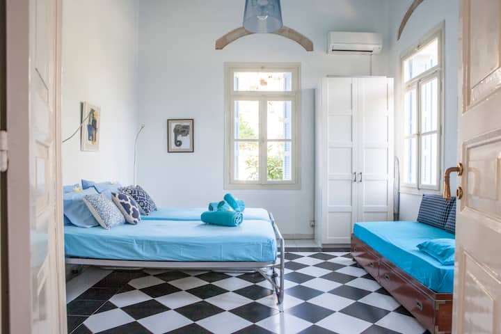 Amka katika chumba kilichojaa mwanga na historia, ambapo kila kona ni mchanganyiko wa starehe ya kawaida na roho ya furaha ya kisiwa huko Villa Pyrgo.