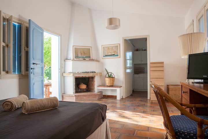 Starehe ya Kiambatisho cha Mgeni: Kitanda cha ukubwa wa kifalme kwa ajili ya kulala kwa utulivu, sehemu mahususi ya kufanyia kazi kwa ajili ya msukumo, inayokamilishwa na urahisi wa bafu la chumba cha kulala na chumba cha kupikia-yote yanahakikisha hifadhi ya kujitegemea huko Villa Pyrgo.