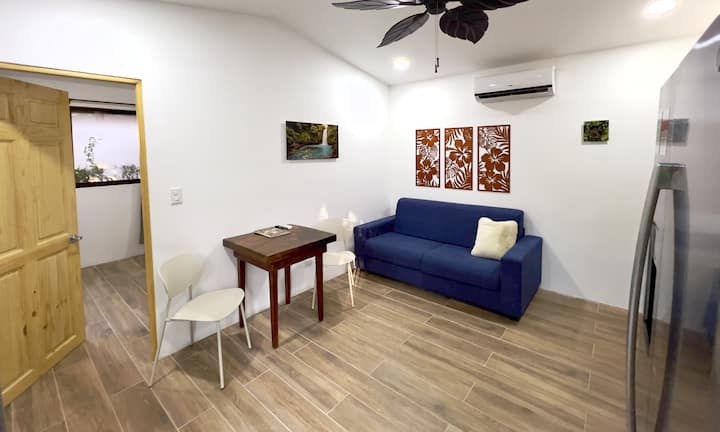 Sofa ya kulala yenye ukubwa kamili inaweza kugeuza sehemu hii kuwa chumba cha kulala cha pili. 