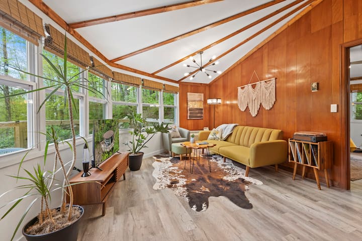 Cozy Retro Treehouse Near Downtown & Casino - Bristol