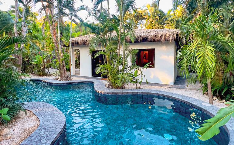 Casa Capri blue lagoon & garden oasis by the beach