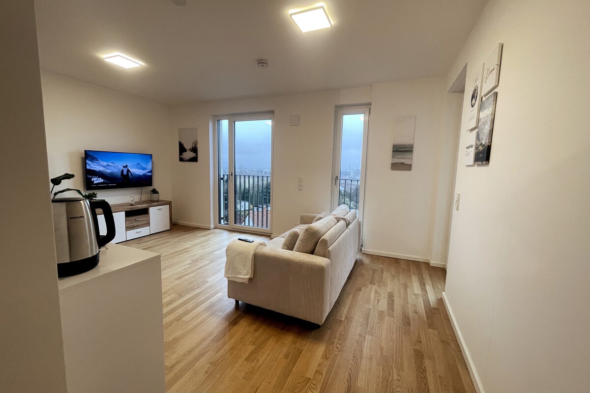 Disfruta de una noche acogedora en el cómodo sofá y ve una película 