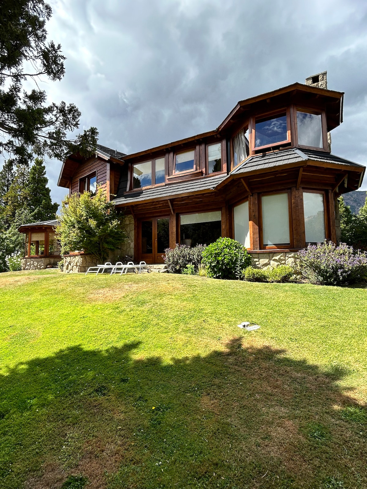 Residencia con alma patagónica en Arelauquen - Casa en Arelauquen Golf & Country Club