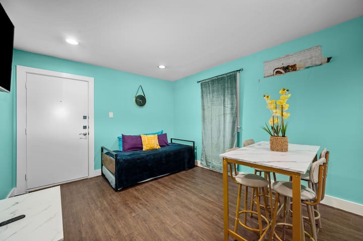 Bilo da pijuckate kavu na jutarnjoj sunčevoj svjetlosti ili se opuštate uz čašu vina u večernjim satima, naš je dnevni boravak savršeno utočište tijekom vašeg boravka. Pažljivo smo uredili ovaj smještaj kako bi vaš doživljaj bio nezaboravan i ugodan