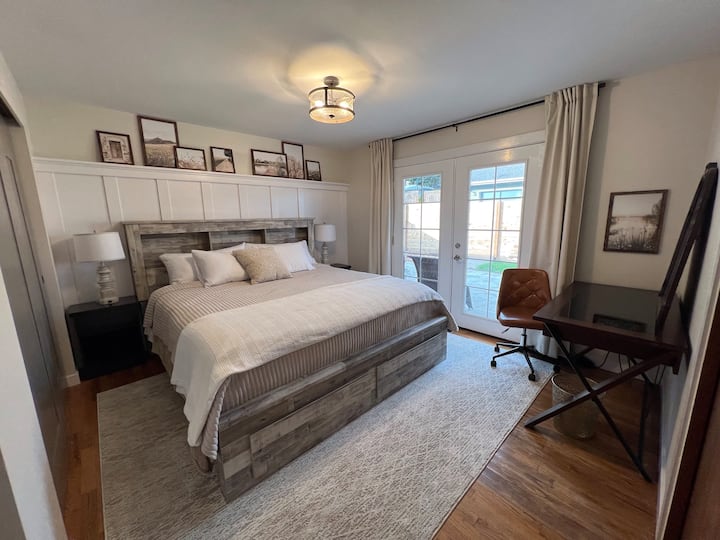 Hybrid king mattress.