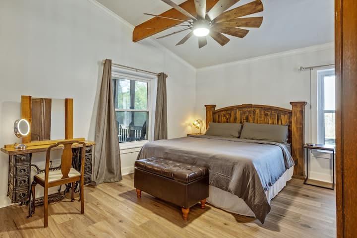 Chumba kikubwa sana cha msingi kina haiba ya kijijini. Pumzika kwa urahisi katika kitanda hiki cha ukubwa wa kifalme na ukae poa huku feni inayodhibitiwa kwa mbali yenye rangi ya 12 ikining 'inia kwenye boriti ya kale kwenye dari iliyopambwa kwa meli. Inajumuisha mavazi ya kale kwa ajili ya kuhifadhi nguo. 