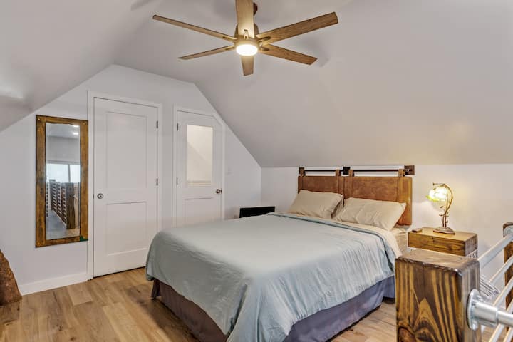 Chumba cha kulala cha dari kilicho na kitanda cha ukubwa wa malkia.