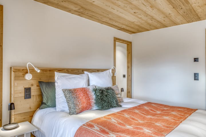 Chumba cha kulala N°2, kilichooga katika mwanga wa asili na wenye nafasi kubwa, kilicho kwenye ghorofa ya chini, kinakukaribisha katika mazingira yenye joto. Furahia bafu lako mwenyewe, lenye bafu na choo. Chumba cha mapambo cha ukarimu kinapatikana kwa matumizi yako.