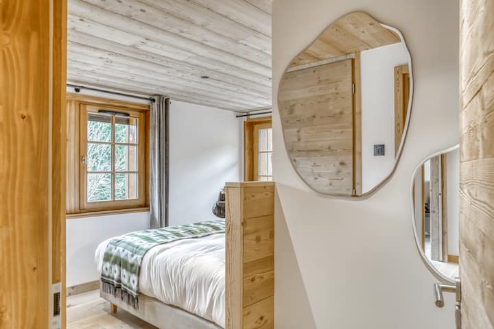 Chumba kizuri sana cha kulala n°1 kwenye ghorofa ya chini chenye bafu (bafu na choo). Chumba chenye nafasi kubwa chenye hifadhi ya kutosha