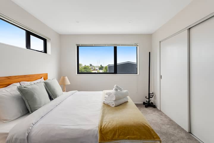 هناك الكثير من المساحة في هذا السرير الكبير مع خزانة ملابس مزدوجة.