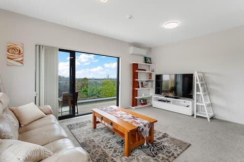 Sleek Vista Townhouse with Deck and Air-con