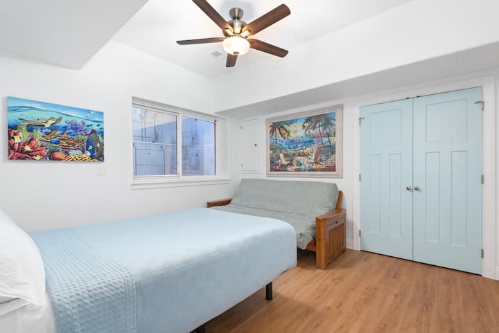 K dispozícii je nastaviteľná posteľ v plnej veľkosti. Rozkladacia pohovka sa dá rozložiť na posteľ v plnej veľkosti (na každej posteli môžu spať až 2 osoby). Obe postele majú vysokokvalitné pružinové matrace.  