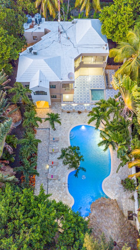 VIP - "Villa Infinito"Bani's Beachside Mansion!