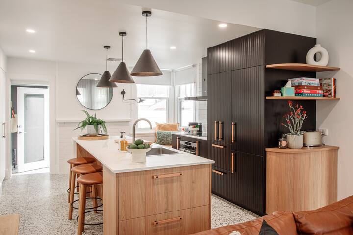 Renovated Comfort – walk to CBD and hospital