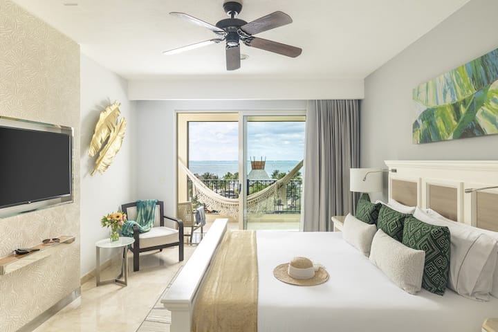 Luxe suite met uitzicht op de oceaan in Villa del Palmar Cancun met een eigen hangmat en een ruim balkon. Ontspan in stijl met moderne voorzieningen en gemakkelijke toegang tot het strand. Perfect voor een romantisch uitje of een rustig toevluchtsoord. Boek nu voor een onvergetelijk verblijf!