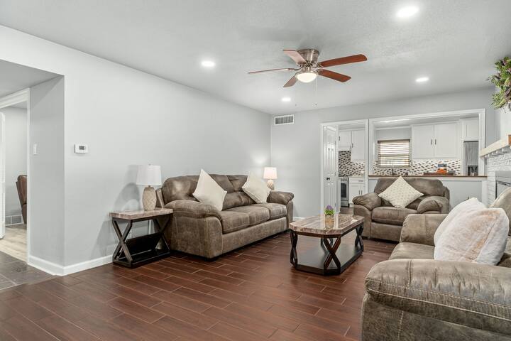 Home in Dallas / Entire Home gallery image 4